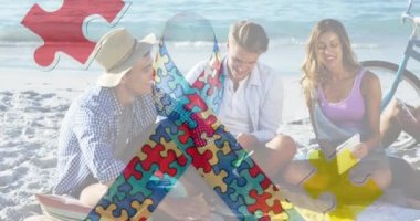 Renkli yapboz parçalarının animasyonu yaz plaj partisinde mutlu arkadaşlara takılan kurdeleler. otizm, öğrenme güçlüğü, destek ve farkındalık kavramı dijital olarak oluşturulmuş video.