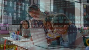 Dizüstü bilgisayar kullanarak ve ders çalışarak okul çocuklarının üzerinde ikili kodlama animasyonu. okul, eğitim ve öğrenim konsepti dijital olarak oluşturulmuş video.