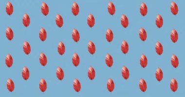Mavi arka planda sonbahar kırmızı yapraklarının animasyonu. sonbahar, sonbahar, sezon, doğa, desen ve renk konsepti dijital olarak oluşturulmuş video.