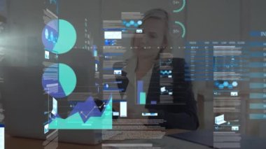 Kafkasyalı iş kadınıyla ilgili finansal veri işleme animasyonu. küresel iş, finans ve veri işleme kavramı dijital olarak oluşturulmuş video.