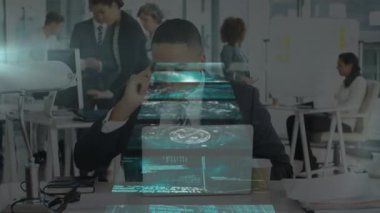 Afrika kökenli Amerikalıların iş adamlarının yerine geçtiği ekranlardaki finansal veri işleme animasyonları. küresel iş, finans ve veri işleme kavramı dijital olarak oluşturulmuş video.