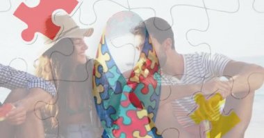 Renkli yapboz parçalarının animasyonu yaz plaj partisinde mutlu arkadaşlara takılan kurdeleler. otizm, öğrenme güçlüğü, destek ve farkındalık kavramı dijital olarak oluşturulmuş video.