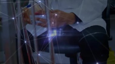 Doktor üzerinden bağlantı ağının animasyonu. küresel bağlantılar, veri işleme ve dijital arayüz konsepti dijital olarak oluşturulmuş video.