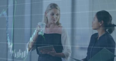 Çeşitli iş adamlarının konuşmaları üzerine finansal veri işleme animasyonu