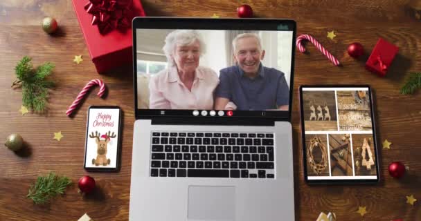 Kaukasisch Senior Koppel Zwaaien Video Bellen Laptop Met Smartphone Tablet — Stockvideo