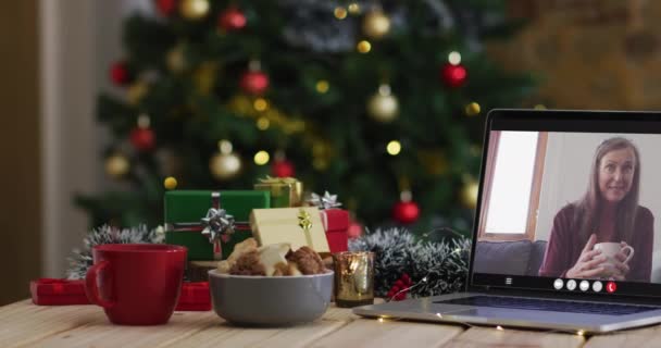 快乐的高加索老年妇女在笔记本电脑上的视频通话 与圣诞装饰和树 节日和通信技术数码合成录像 — 图库视频影像