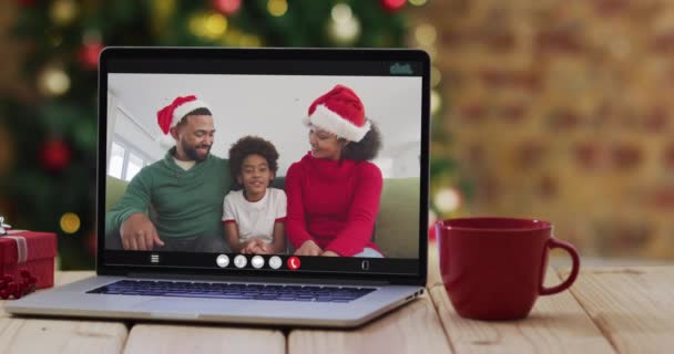 Gelukkige Familie Draagt Kerstmutsen Laptop Videogesprek Met Kerstversiering Boom Kerstmis — Stockvideo
