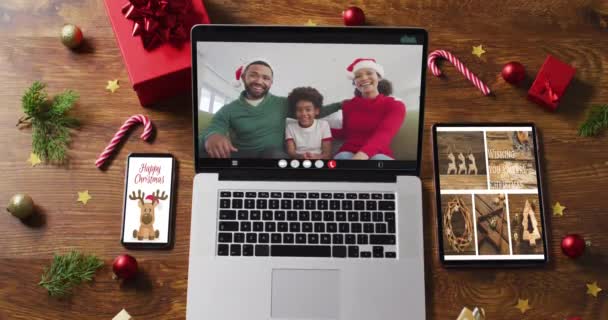 가족들은 휴대폰 태블릿 장식등을 비디오 통화를 모자를 크리스마스 디지털 비디오 — 비디오