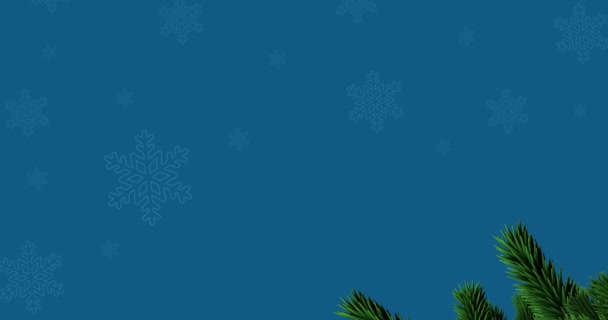 青い背景にコピースペースのある雪片やモミの木の枝のアニメーション クリスマス 伝統とお祝いのコンセプトデジタルで生成されたビデオ — ストック動画