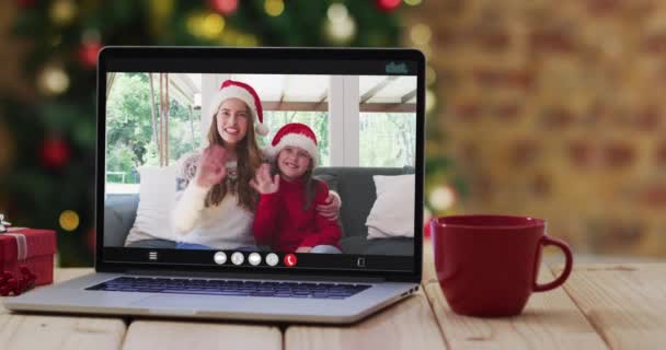 Noel Baba Şapkalı Mutlu Anne Kız Dizüstü Bilgisayarda Noel Süsleriyle — Stok video