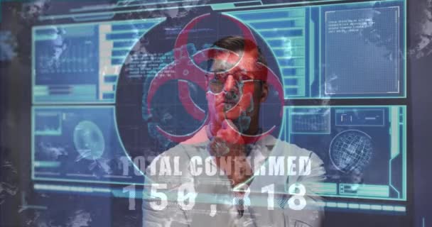 生物危害图标 病毒细胞 数字界面的动画在男医生身上 全球医学 医疗保健和技术在虚拟现实中的应用 — 图库视频影像