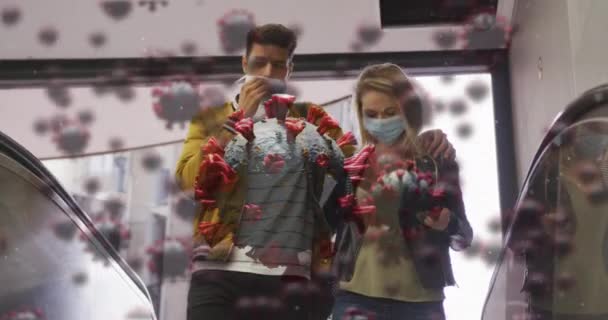 Animatie Van Viruscellen Boven Kaukasisch Echtpaar Met Gezichtsmaskers Straat Global — Stockvideo