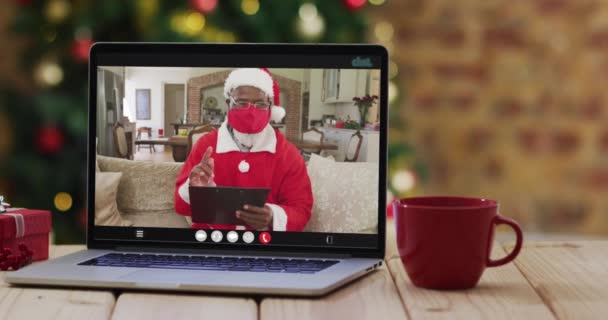 Afrikansk Amerikansk Julemand Ansigtsmaske Videoopkald Bærbar Computer Med Juletræ Jul – Stock-video
