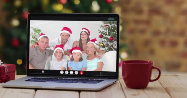 Gelukkige Familie Draagt Kerstmutsen Laptop Videogesprek Met Kerstversiering Boom Kerstmis — Stockvideo