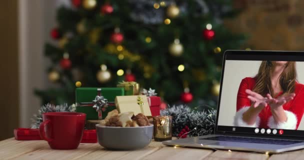 Felice Donna Caucasica Costume Babbo Natale Videochiamata Sul Computer Portatile — Video Stock