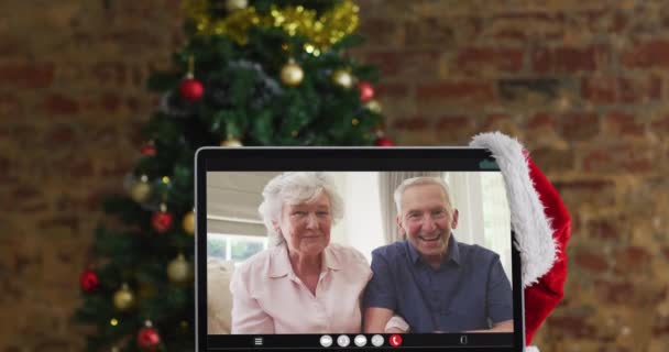 Kaukasisches Seniorenpaar Winkt Auf Videoanruf Computer Mit Weihnachtsbaum Weihnachten Fest — Stockvideo