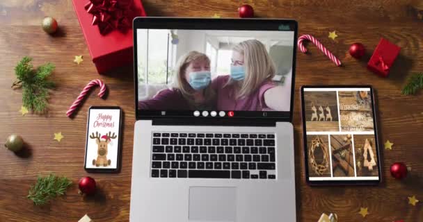 Madre Hija Mascarilla Facial Videollamada Con Smartphone Tablet Decoraciones Navidad — Vídeos de Stock