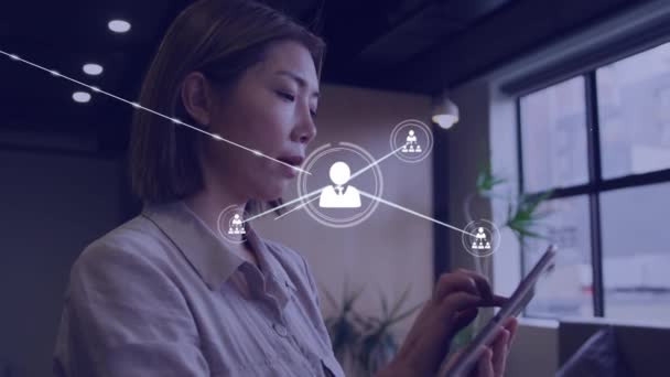 Animering Media Ikoner Över Asiatiska Affärskvinna Med Hjälp Surfplatta Globala — Stockvideo