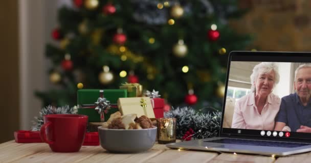 Biała Para Seniorów Macha Telefonie Laptopie Choinką Boże Narodzenie Uroczystość — Wideo stockowe