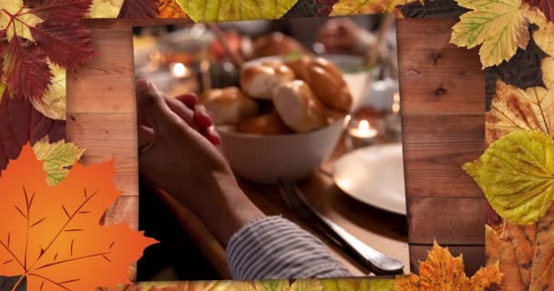 人のアニメーション木製の表面の紅葉の上に恵みと感謝祭の食事の設定 アメリカの祝日 伝統とお祝いの概念デジタルで生成されたビデオ — ストック動画