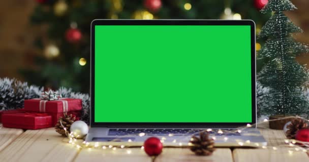Ноутбук Зеленим Екраном Екрані Різдвяними Прикрасами Деревом Різдвяні Святкові Комунікаційні — стокове відео