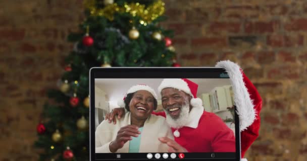 Afrikanisches Älteres Paar Mit Weihnachtsmannmütze Auf Videoanruf Computer Mit Weihnachtsbaum — Stockvideo