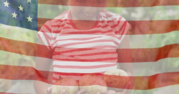 Animação Bandeira Dos Estados Unidos América Sobre Sorridente Girtl Americano — Vídeo de Stock