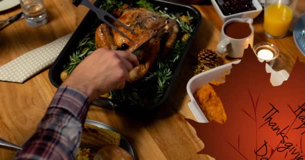 在火鸡和感恩节大餐的背景上 在叶子上的快乐的感恩节文字的动画 美国假日 传统和庆祝的概念数字生成视频 — 图库视频影像