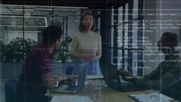 会議中に多様なビジネス人に対するデータ処理のアニメーション グローバルネットワーク ビジネス データ処理 デジタルインターフェースの概念はデジタルで生成されたビデオ — ストック動画