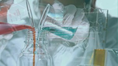 Laboratuvardaki kadın bilim adamı üzerinde tıbbi veri işleme animasyonu. küresel bilim, bağlantılar, veri işleme ve dijital arayüz kavramı dijital olarak oluşturulmuş video