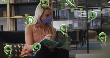 Yüz maskesi takan ve elinde belgeler tutan çeşitli iş adamları üzerinde ampul simgelerinin canlandırılması.