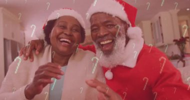 Noel Baba şapkalı gülümseyen bir çiftin üzerine düşen şeker kamışlarının canlandırması. Noel, kış, gelenek ve kutlama konsepti dijital olarak oluşturulmuş video.
