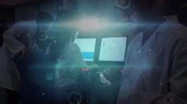 Laboratuvar çalışanları üzerinden bağlantı ağının animasyonu. küresel bilim, bağlantılar, veri işleme ve dijital arayüz kavramı dijital olarak oluşturulmuş video.