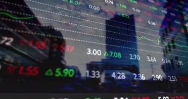 Şehir manzarası üzerindeki istatistik ve finansal veri işleme animasyonları. küresel iş, finans ve dijital arayüz kavramı dijital olarak oluşturulmuş video.