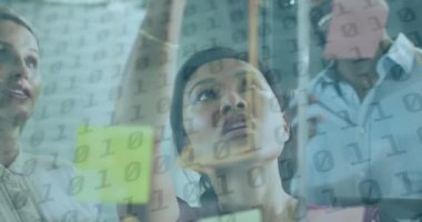 Çeşitli iş adamlarının not tutması üzerine ikili kodlama animasyonu. küresel iş, finans ve dijital arayüz kavramı dijital olarak oluşturulmuş video.