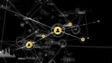 Karanlık arkaplan üzerinde simgeler ve veri işleme ile bağlantı ağının animasyonu. küresel bağlantılar, veri işleme ve dijital arayüz konsepti dijital olarak oluşturulmuş video.