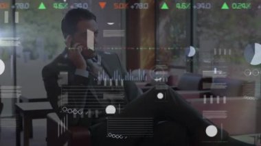 Kafkas işadamının ofisindeki finansal veri işleme animasyonu. küresel iş, finans ve veri işleme kavramı dijital olarak oluşturulmuş video.