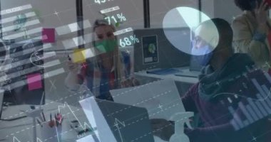 Yüz maskesi takan ve elinde belgeler tutan çeşitli iş adamlarının veri işleme çalışmalarının animasyonu. küresel ağlar, iş dünyası, veri işleme ve dijital arayüz kavramı dijital olarak oluşturulmuş video.