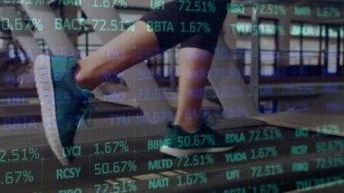 Uygun kadın egzersizlerinin borsa değerlerinin animasyonu. küresel bağlantılar, spor, fitness ve veri işleme konsepti dijital olarak oluşturulmuş video.