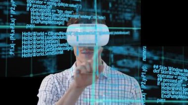 Siyah arka planda VR kulaklık takan adamın veri işleme animasyonu. küresel hesaplama, veri işleme, bağlantılar ve dijital arayüz konsepti dijital olarak oluşturulmuş video.