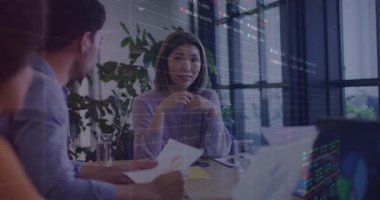 Toplantı sırasında çeşitli iş adamları üzerinde veri işleme animasyonu. küresel ağlar, iş dünyası, veri işleme ve dijital arayüz kavramı dijital olarak oluşturulmuş video.