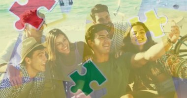 Renkli yapboz parçalarının animasyonu ve yaz plaj partisinde mutlu arkadaşlara karşı insan kafası. otizm, öğrenme güçlüğü, destek ve farkındalık kavramı dijital olarak oluşturulmuş video