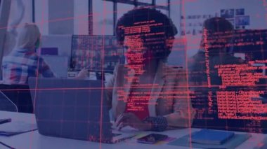 Yüz maskesi takan ve bilgisayar kullanan çeşitli iş adamlarının veri işleme animasyonları. küresel ağlar, iş dünyası, veri işleme ve dijital arayüz kavramı dijital olarak oluşturulmuş video.