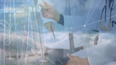 Doktorlar üzerinde bağlantılar ve veri işleme ağının animasyonu. küresel bağlantılar, veri işleme ve dijital arayüz konsepti dijital olarak oluşturulmuş video.