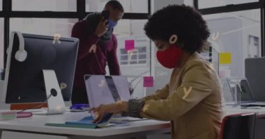 Yüz maskesi takan ve ofiste çalışan çeşitli iş adamlarından gelen mektupların animasyonu. küresel ağlar, iş dünyası, veri işleme ve dijital arayüz kavramı dijital olarak oluşturulmuş video.