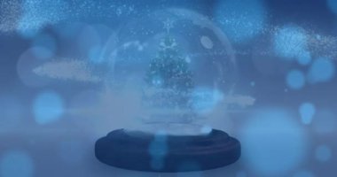 Kış manzarasında kar küresinin üzerine düşen ışıkların animasyonu. Noel, gelenek ve kutlama konsepti dijital olarak oluşturuldu.