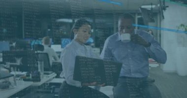 Ofiste konuşan iş adamları üzerinden veri işleme animasyonu. küresel iş, bağlantılar, veri işleme ve teknoloji konsepti dijital olarak oluşturulmuş video.