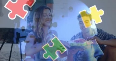 Renkli yapboz parçalarının animasyonu ve yaz plaj partisinde mutlu arkadaşlara karşı insan kafası. otizm, öğrenme güçlüğü, destek ve farkındalık kavramı dijital olarak oluşturulmuş video