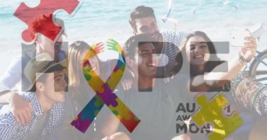 Renkli yapboz parçaları kurdele ve otizm metinlerinin animasyonu yaz plaj partisinde mutlu arkadaşlardan önce gelir. otizm, öğrenme güçlüğü, destek ve farkındalık kavramı dijital olarak oluşturulmuş video.