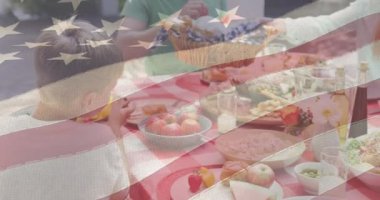 Beyaz bir ailenin yemek yediği Amerikan bayrağının animasyonu. Vatanseverlik ve kutlama konsepti dijital olarak oluşturulmuş video.
